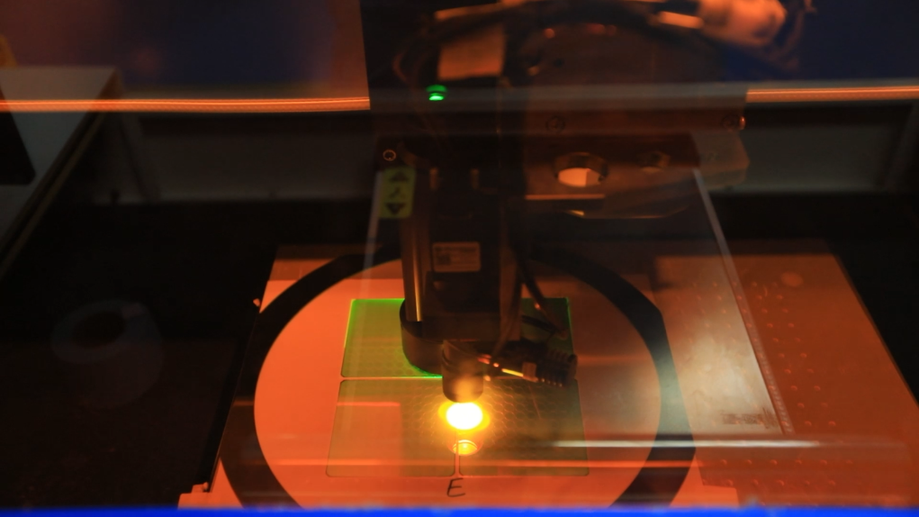 这是江西蓝晶光电科技有限公司的生产加工场景。新华社发