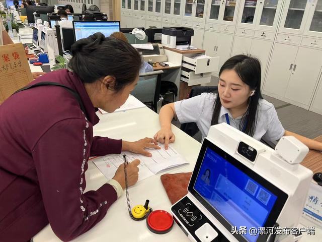 9月30日,购房者在市民之家行政服务中心办理不动产权证。
