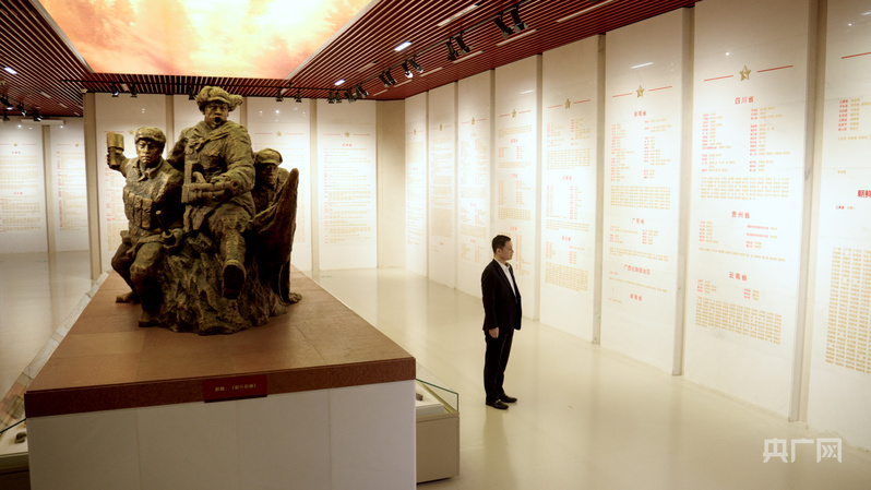 姚剑波注视着平津战役烈士名录墙(央广网记者 韩雨晨 摄)