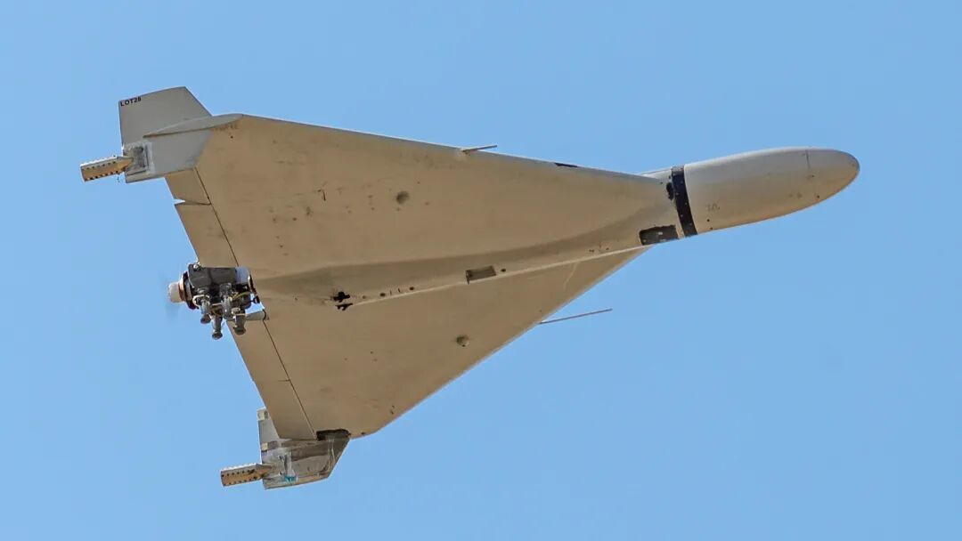 2024日,一架伊朗制造的“沙赫德-136”型“神风特攻队”无人机飞越伊朗克尔曼沙赫上空。2024