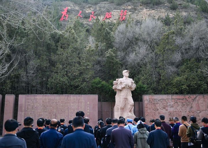 党员干部在延安市张思德纪念广场进行现场教学活动(资料照片)。新华社记者 张博文 摄