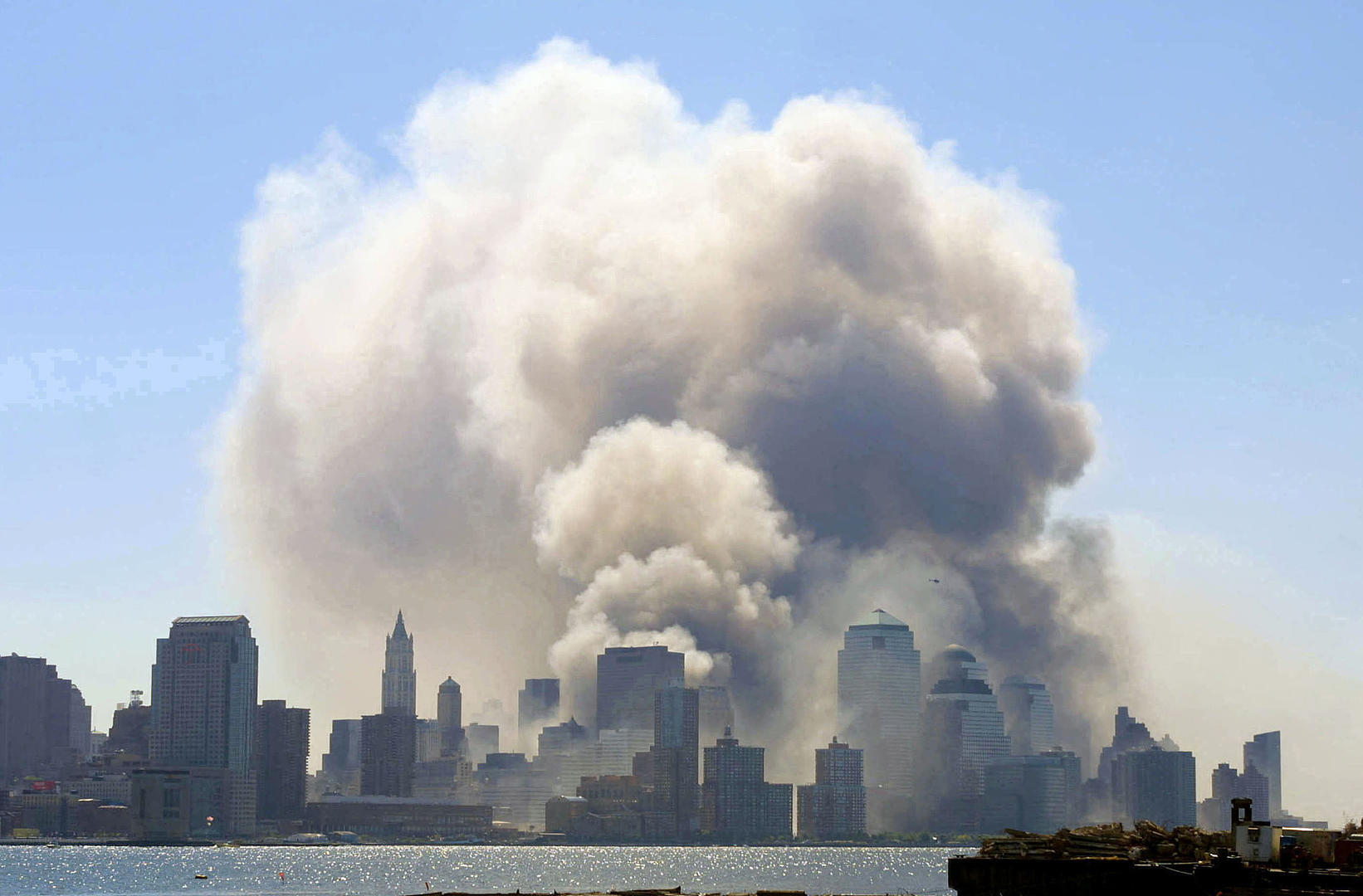 ▲当地时间2001年9月11日，美国纽约，世界贸易中心双子塔在被劫飞机撞击后倒塌（资料图片 据视觉中国）