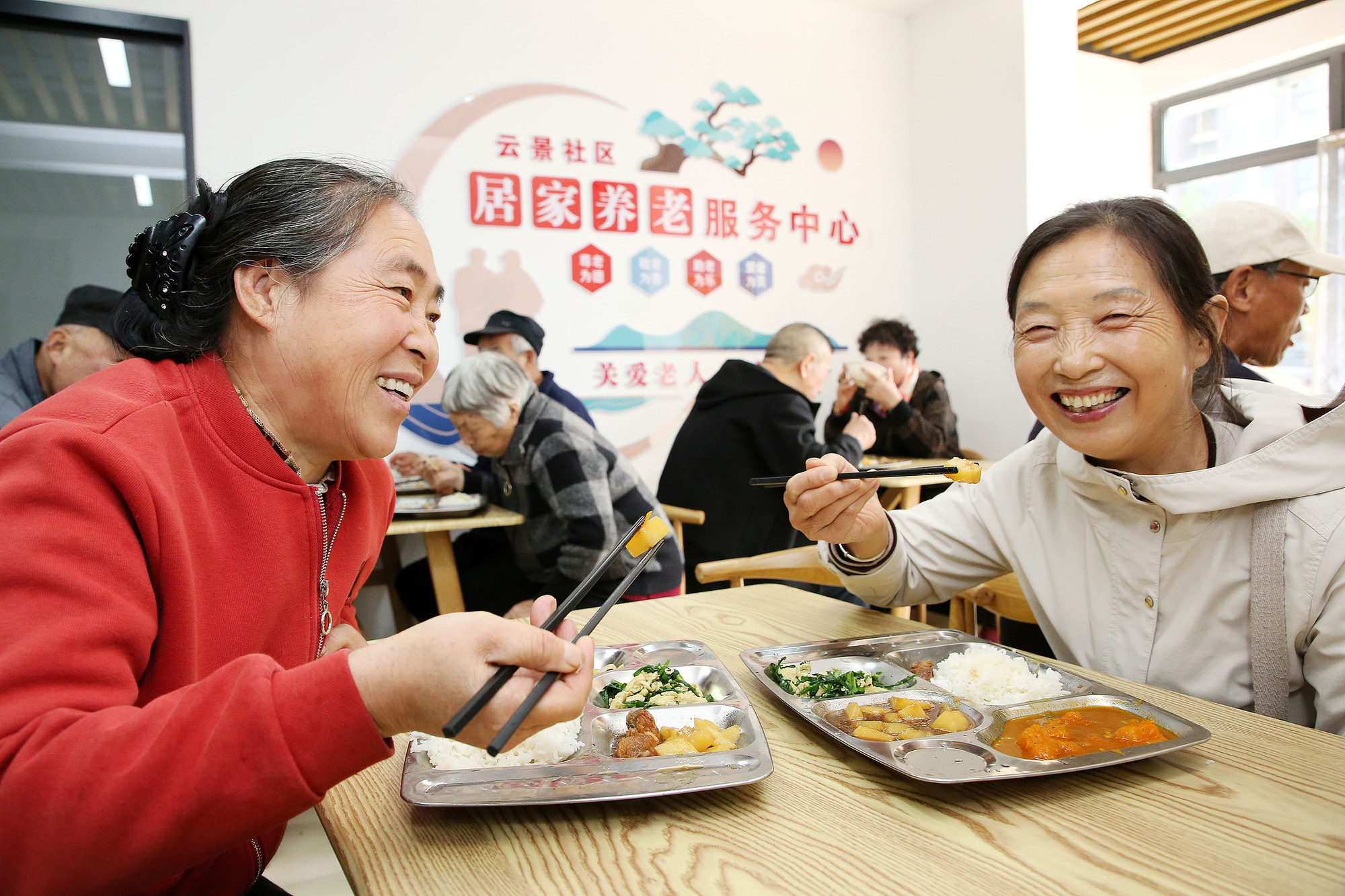 江苏连云港一社区助餐点开业，“免费试吃”庆重阳
