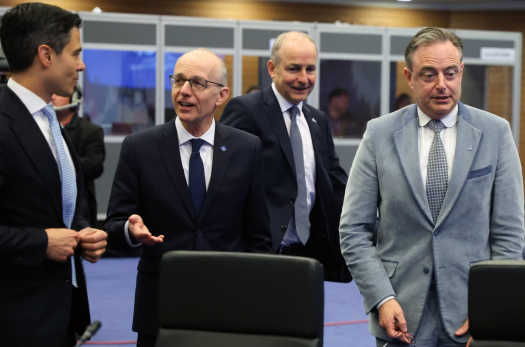 图右为比利时首相巴尔特&middot;德韦弗，最近他阻止了一项利用被冻结俄罗斯资产为乌克兰提供贷款的计划。（图源：EPA）