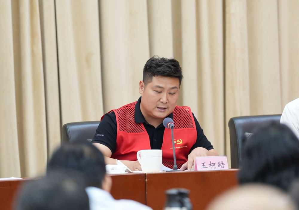 2026年7月27日，全国优秀党务工作者、四川成都锦江区牛市口街道“小牛哥&middot;先锋车手”志愿服务队党支部书记王柯皓在中央社会工作部大讲堂分享自身经历和感悟。新华社发（中央社会工作部信息宣传中心供图）