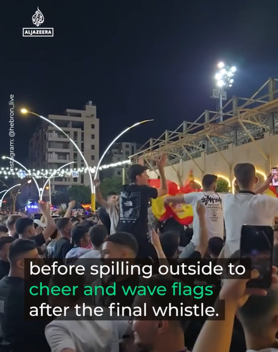 巴勒斯坦人挥舞西班牙国旗，庆祝其赢得世界杯冠军。半岛电视台视频截图