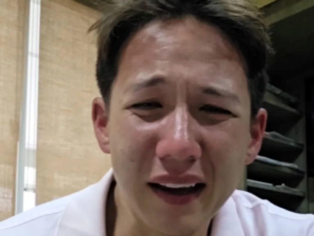西拉努在社交网络上发布的视频中曝光了哥哥对自己的侵犯。