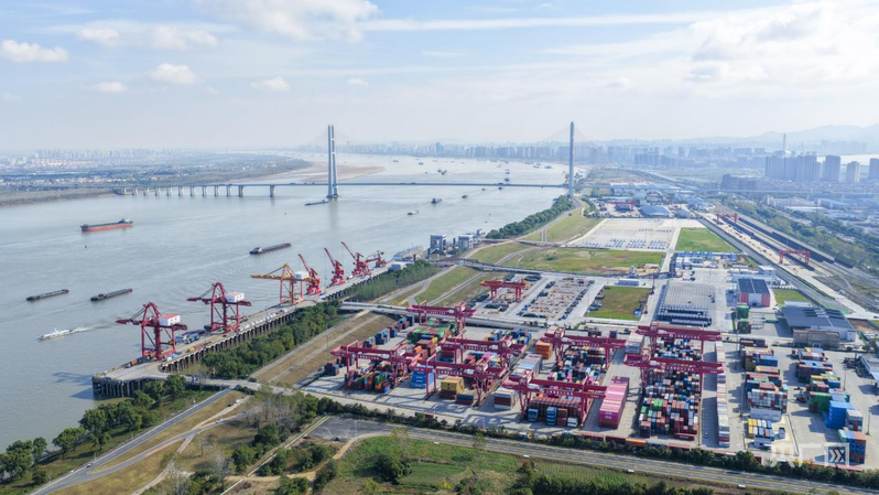 江西九江码头，江面上货轮川流不息（央广网记者 胡斐 摄）