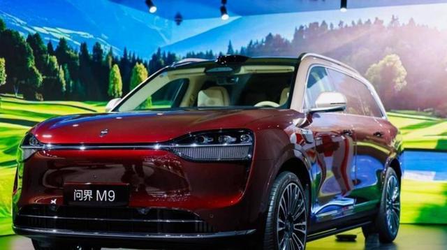最近看到新款问界M9,第一眼就觉得这车气场特别足,不是那种刻意张扬的感觉,而是整体尺寸和线条带来的稳重感,让人不由得多看几眼-有驾
