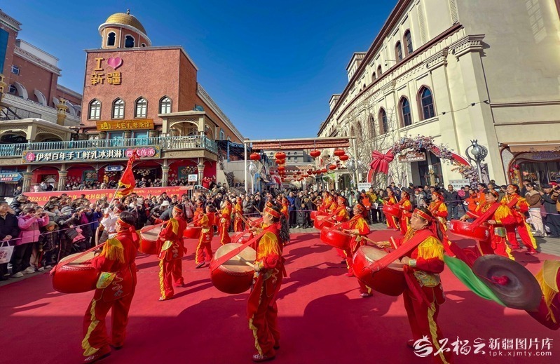 2月20日，鼓手们在乌鲁木齐大巴扎疆来城二期表演国家级非遗开封盘鼓。 天山网-新疆日报记者约提克尔&middot;尼加提摄