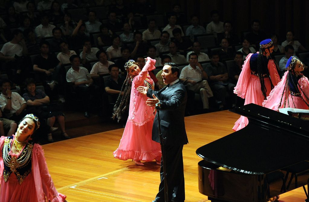 2008年7月18日，“上合之夜”音乐会在北京国家大剧院举行，这是塔吉克斯坦的艺术家在表演。