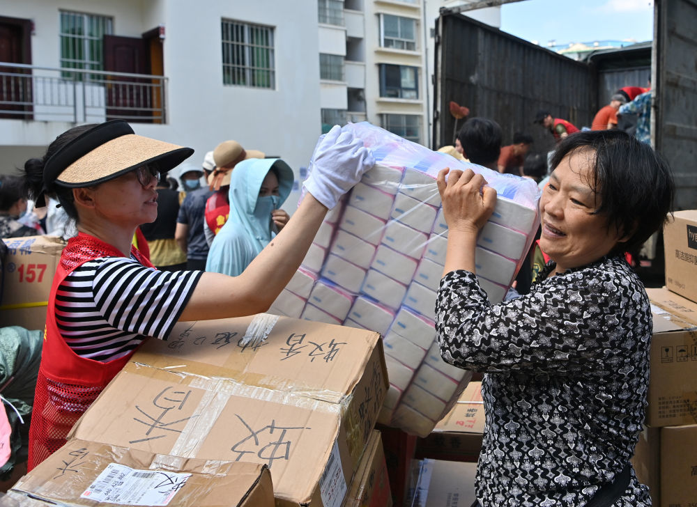 7月12日，志愿者在广西南宁市慈善总会搬运爱心物资。新华社记者 陆波岸 摄