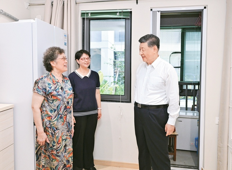 2026年7月15日,中共中央总书记、国家主席、中央军委主席习近平在上海考察。这是习近平在黄浦区半淞园路街道市民新村居民区考察时,来到居民家中,了解居住条件改善情况。 新华社记者 燕雁/摄