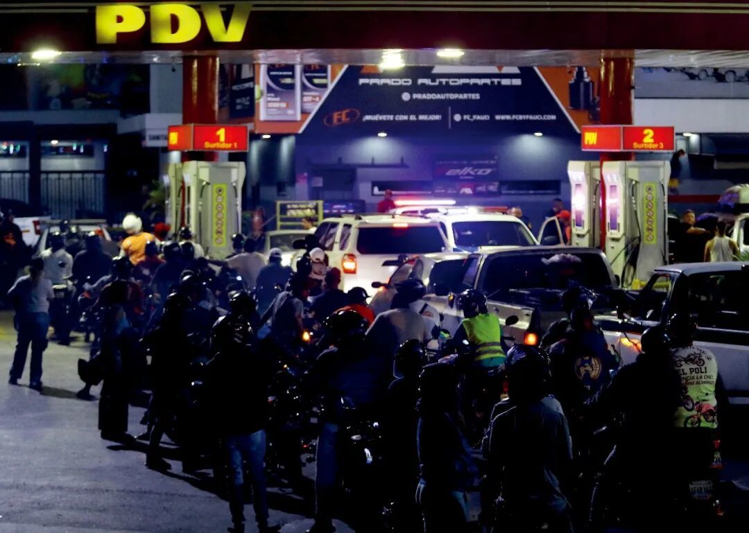 上图:委内瑞拉国有石油公司总部附近描绘该公司石油工人的宣传画展板。图/IC