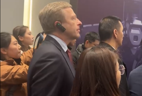 奔驰宝马CEO围观宇树机器人：一个垫着脚 一个录视频发家人