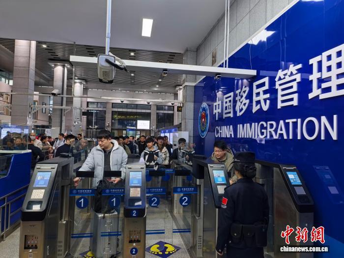 图为大批旅客经友谊关口岸入境中国。刘宇昕 摄