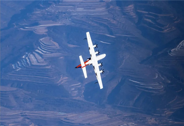 我国自研水陆两栖大飞机！鲲龙AG600批产第三架机总装下线