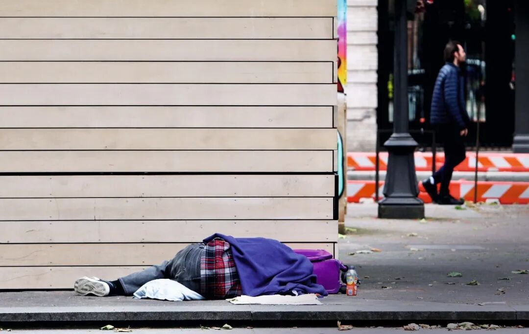 ·当地时间2024年6月28日,美国华盛顿特区,一名无家可归者在广场上睡觉。(视觉中国)