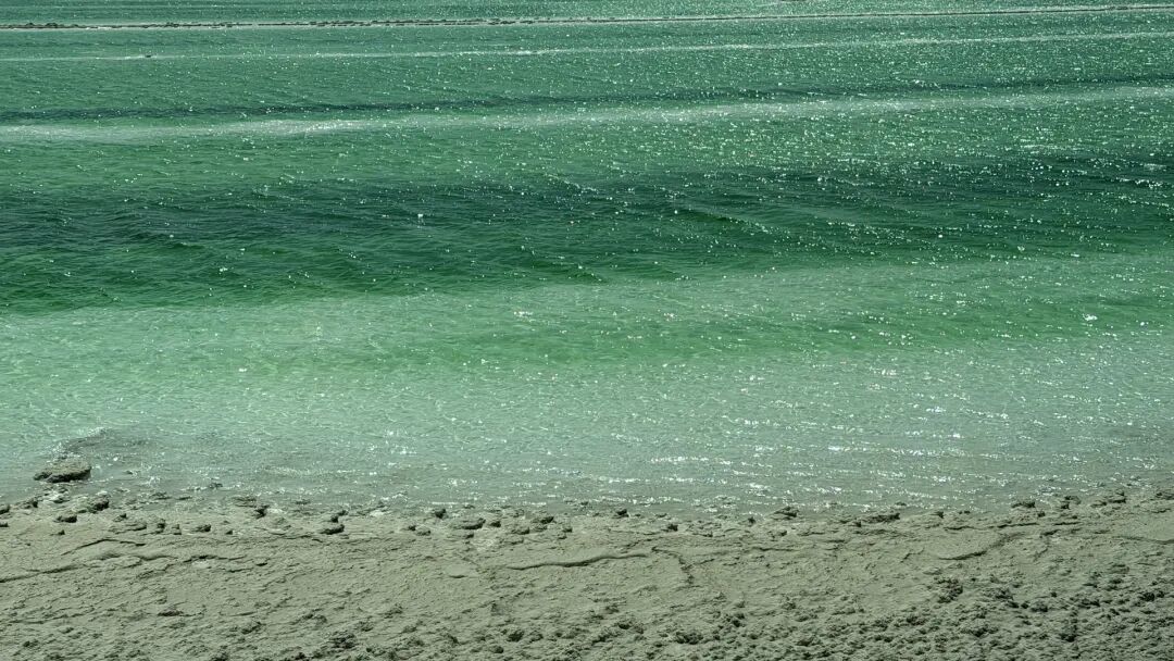摄图网_700979096_青海茶卡盐湖与翡翠湖自然风光全景(企业商用).jpg