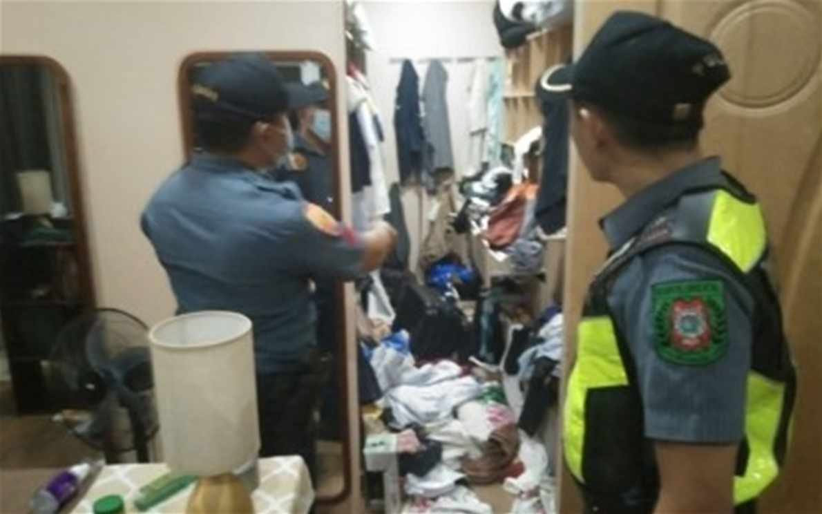 7月12日,卡彭特遭枪杀后,菲律宾警方在其住所内进行检查。 图源:菲律宾通讯社