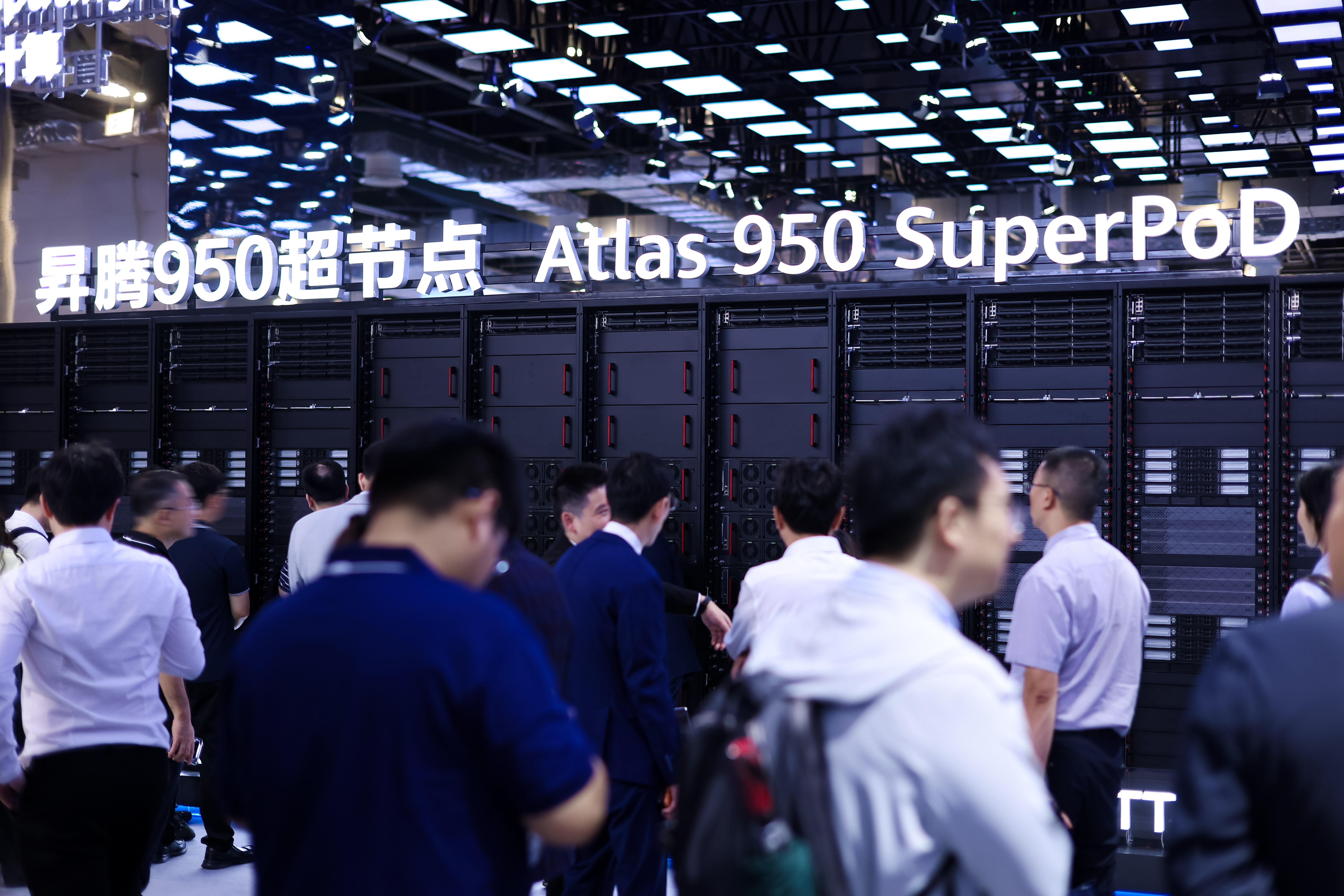 打破“算力存储通信”三堵墙昇腾超节点给出十万亿大模型训推“最优解”(图1)