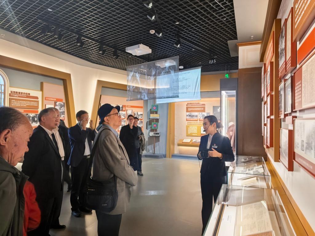 向隆万（中）在参观“正义昭昭 大道同行——战后审判与世界和平主题展览”。新华社记者 周心怡 摄