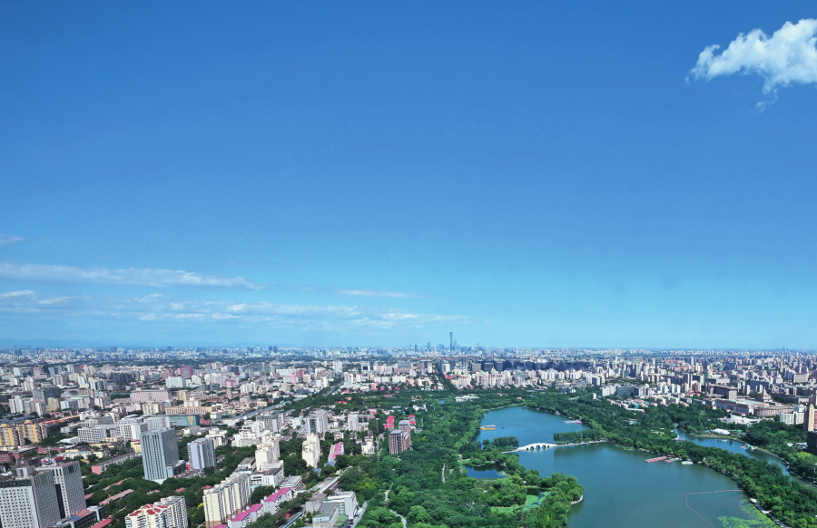 蓝天白云下的北京市区 (2024 年 5 月 31 日摄) 陈晔华摄 / 本刊
