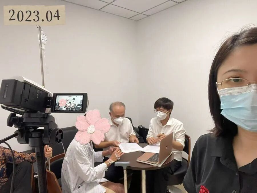 2023年4月,在巫清所住医院的一个房间,王薇娜和公证员与巫清一起进行遗嘱公证。 受访者供图