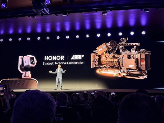 刚刚,荣耀人形机器人热舞亮相欧洲!全球第一个“机器人手机”真机首秀