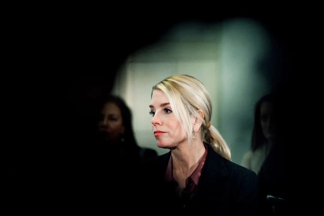 3月18日,帕姆·邦迪在美国国会大厦回答媒体提问。本文图/视觉中国