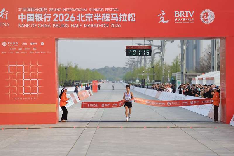 王文杰打破中国男子半程马拉松纪录。新京报记者 王飞 摄