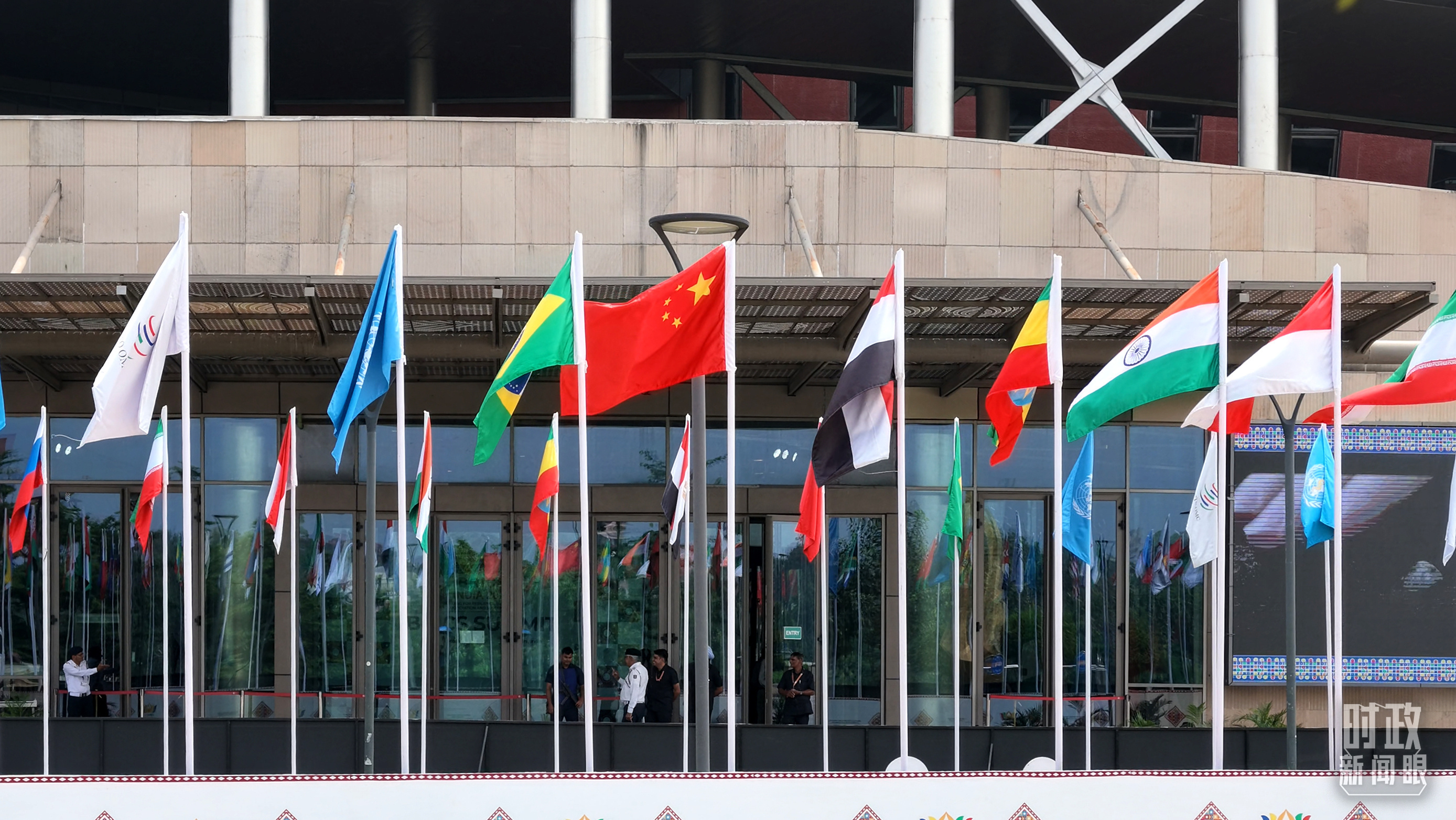 △国际会展中心园区内的“金砖大家庭”旗帜。(总台央视记者郭鸿拍摄)