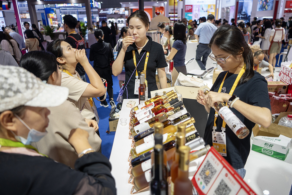 第六届中国国际消费品博览会期间，观展民众在主宾国加拿大馆展台品尝红酒。