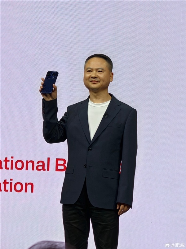 突破5GHz、2nm工艺!小米18 Pro真机首秀:全球首发高通第六代骁龙8超级至尊版和至尊版处理器