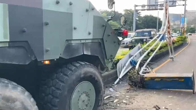 10月2日清晨，台军发生装甲车撞上道路分隔带事故。图源：台媒