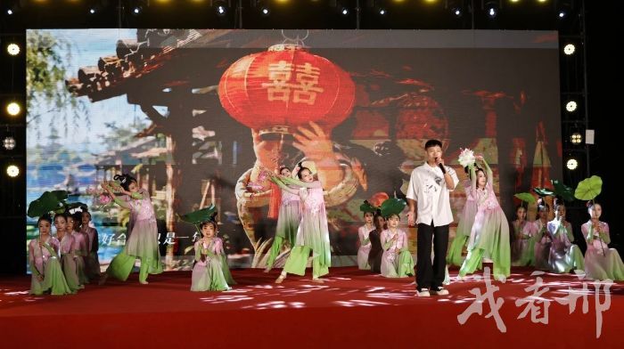 ↑和合门旁,文艺展演活动举行。受访者供图