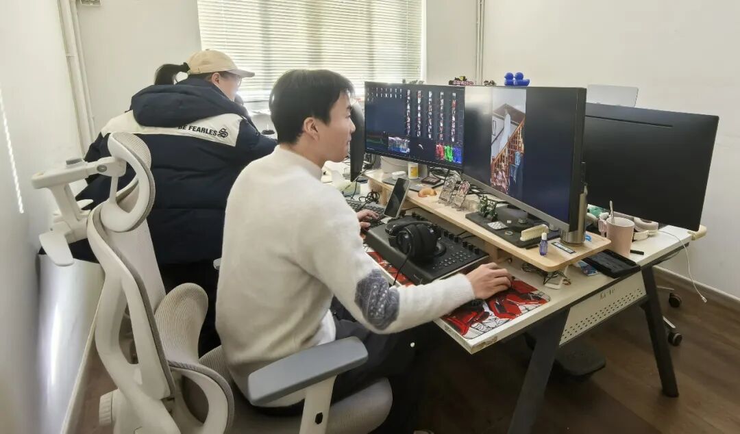 剪辑师正在剪辑短剧