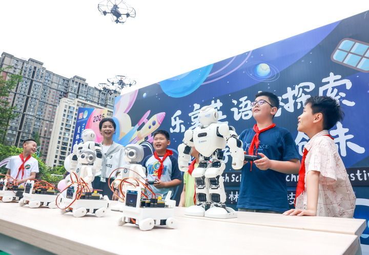 2026年5月26日,在湖北省武汉市未来实验小学美林校区,学生在老师的指导下操作小型无人机。新华社发(赵军摄)