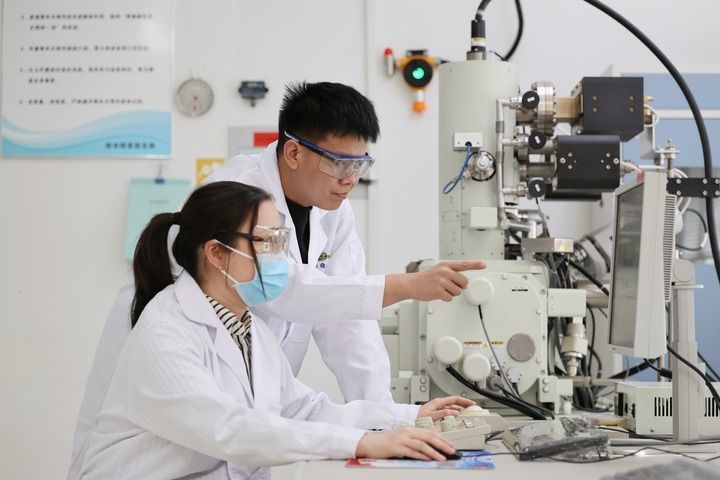 研发人员在中国天辰工程有限公司技术研发中心电镜室工作（4月29日摄）。