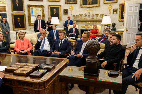 去年8月,欧洲领导人集体到白宫“觐见”特朗普 白宫X账号