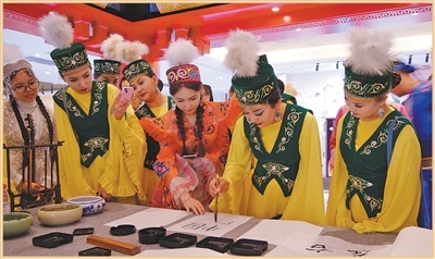 2025年5月19日,“‘一带一路’中哈友好 青春同行”青少年文化交流活动在霍尔果斯举行。图为哈萨克斯坦青少年体验中国书法。永程帆摄