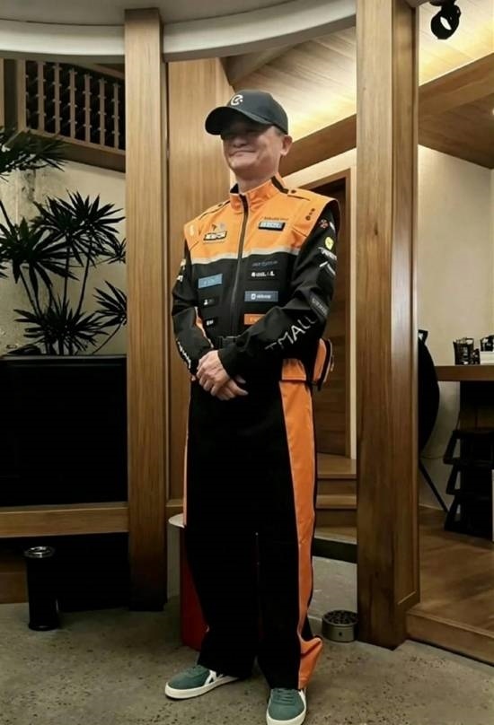 马云试穿淘宝闪购骑手服照片曝光 服装获法国设计金奖