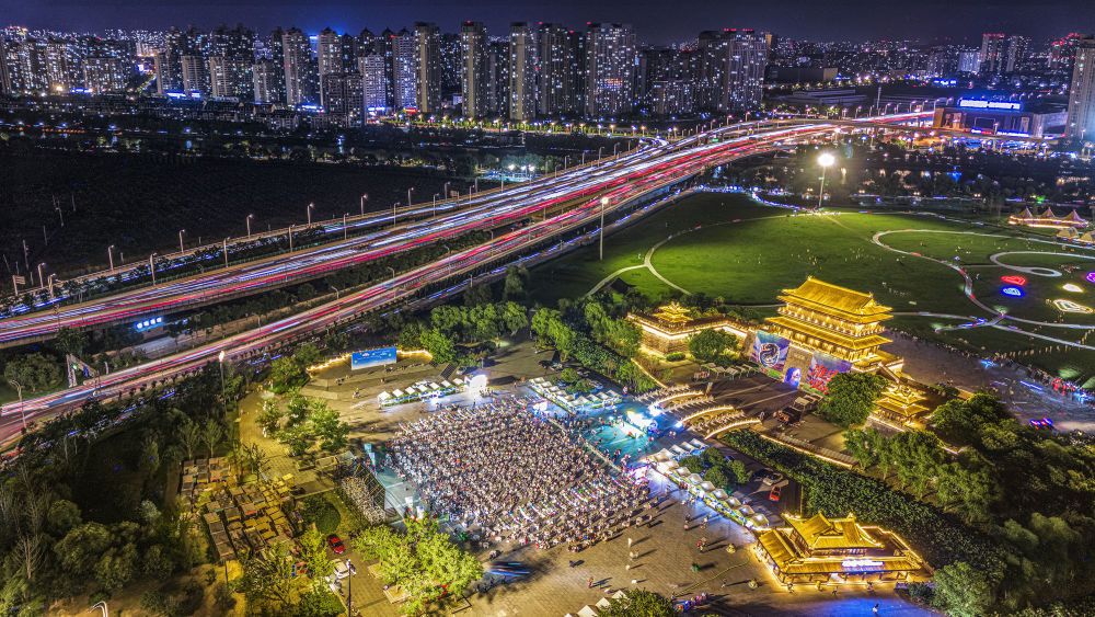 2025年7月20日，球迷观看“苏超”淮安队对阵无锡队的比赛。新华社发（徐昌政 摄）