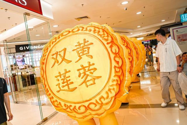 （发光“月饼人”巡游。）