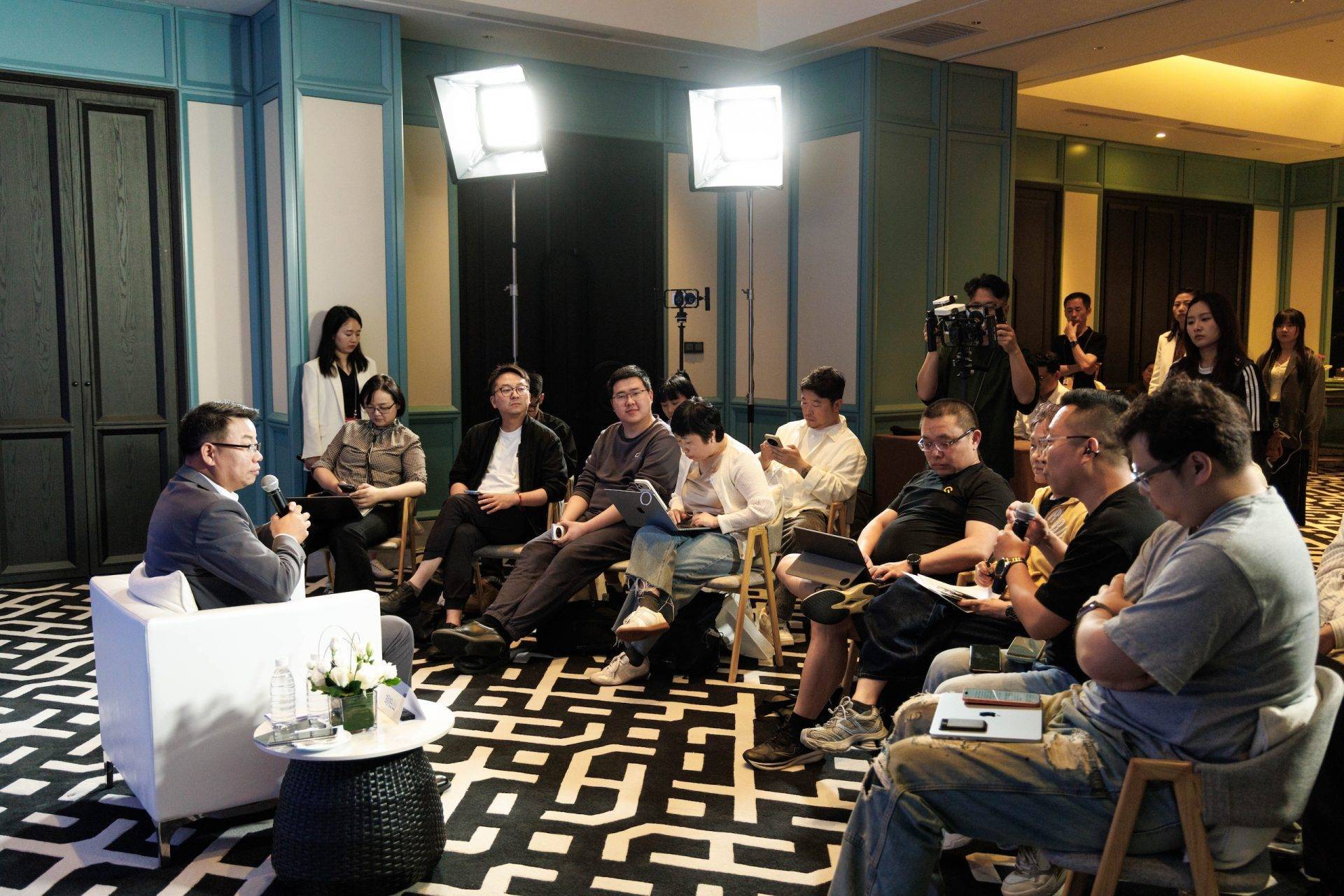 胡柏山在博鳌亚洲论坛峰会接受媒体采访