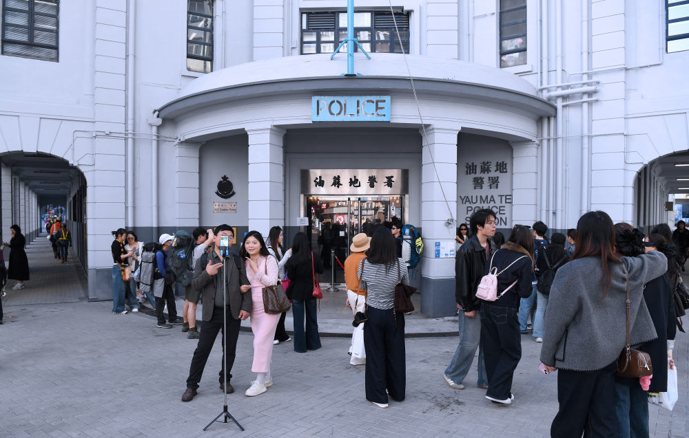 1月26日，游客在旧油麻地警署外拍照。新华社记者 陈铎 摄