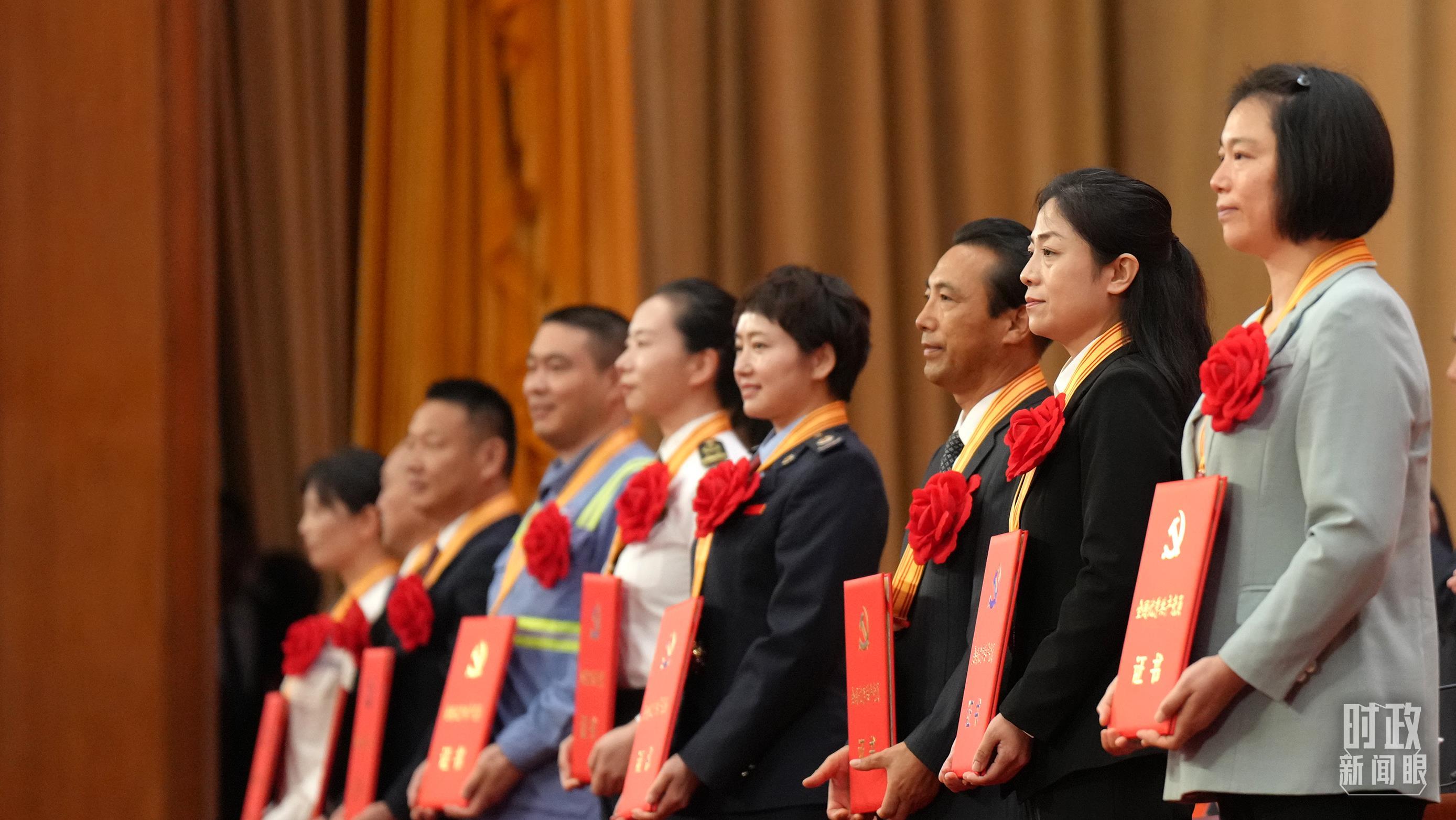 △全国“两优一先”代表上台领奖。(总台记者李晋拍摄)