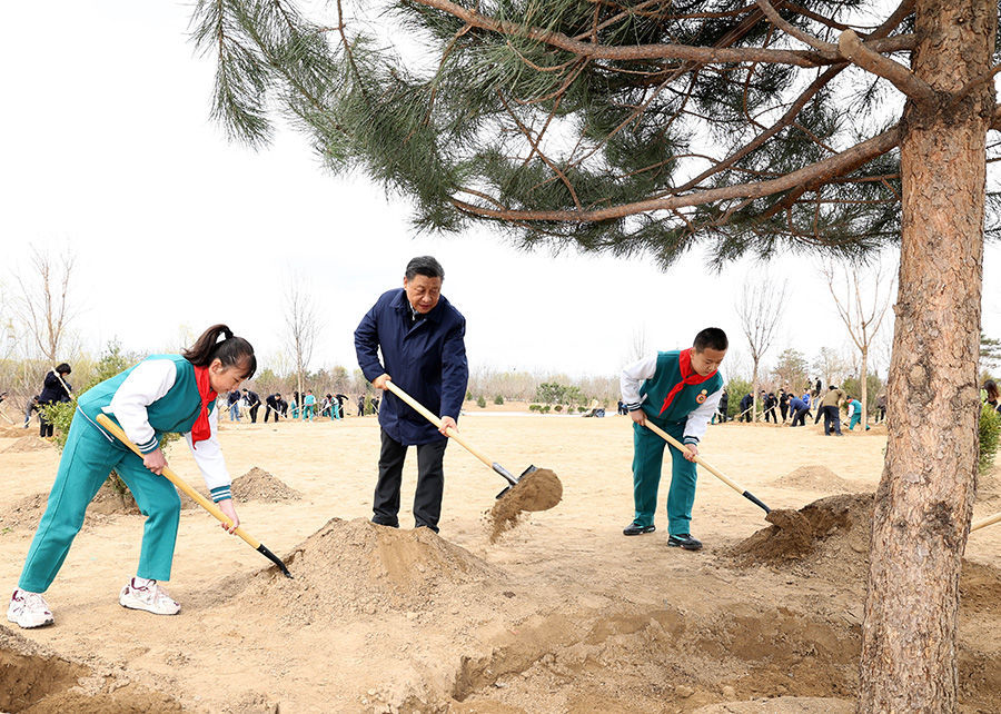 2022年3月30日，习近平总书记等来到北京市大兴区黄村镇参加首都义务植树活动。这是习近平总书记同大家一起植树。新华社记者 黄敬文 摄