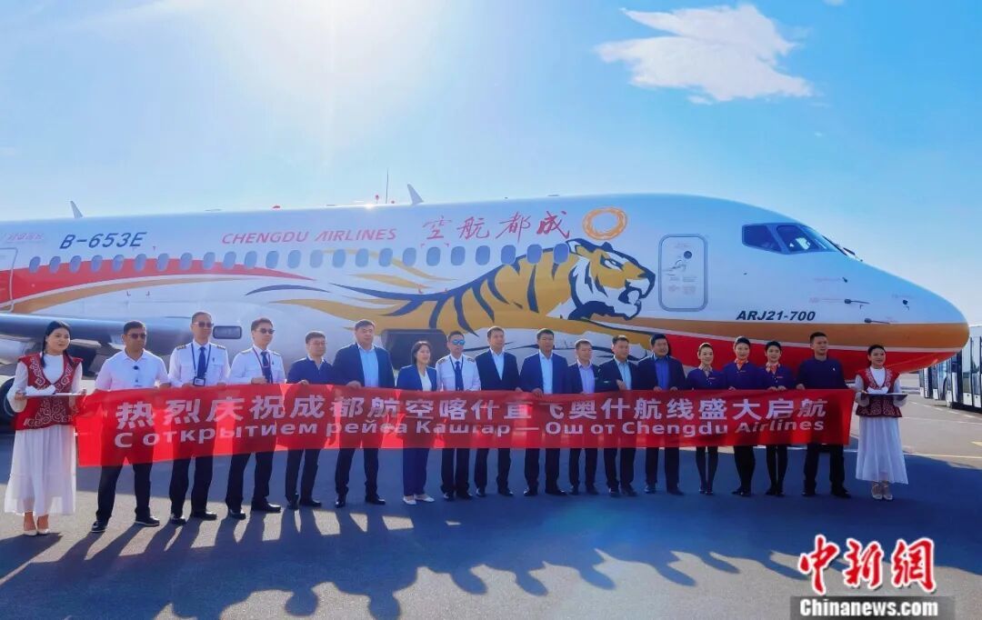 4月28日，成都航空一架客机从喀什徕宁国际机场起飞，直抵吉尔吉斯斯坦奥什。马霞 摄