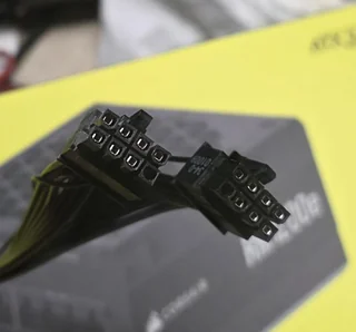 单线电流逼近12A!RTX 5090公版转接线被曝电流分配不均:偏差最高达4.52A